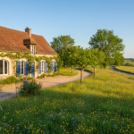 découvrez où trouver une maison de campagne à vendre à seulement 2 heures de paris. nos conseils et astuces pour un achat réussi en périphérie de la capitale.