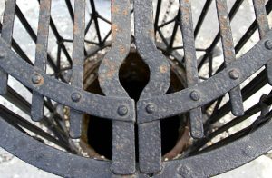 grille de puits en fer forgé