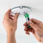 Installer un détecteur de fumée et changer la pile : tutoriel simple