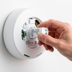 Installer un détecteur de fumée et sa nouvelle pile : marquages et normes