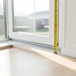 Poser un seuil d'accès PMR pour baie coulissante : quelle réglementation suivre ?