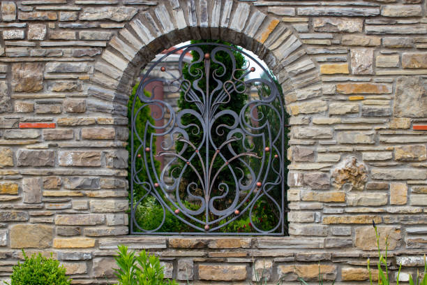 Grille en fer forgé extérieur : une solution élégante pour votre jardin